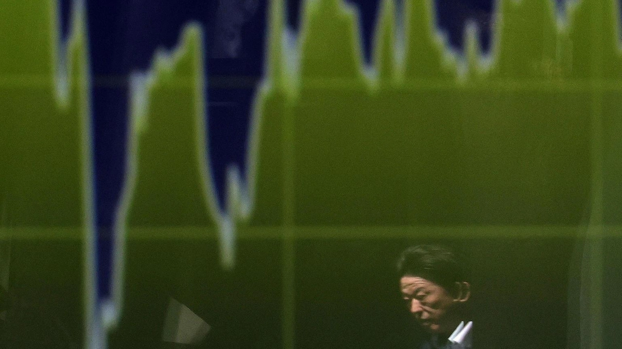 La Borsa di Tokyo chiude in rialzo, con il Nikkei a +1,26%, sostenuta dalla debolezza dello yen e malgrado le tensioni tra Israele e Iran. La Borsa di Tokyo chiude in rialzo, con il Nikkei a +1,26%, sostenuta dalla debolezza dello yen e malgrado le tensioni tra Israele e Iran.