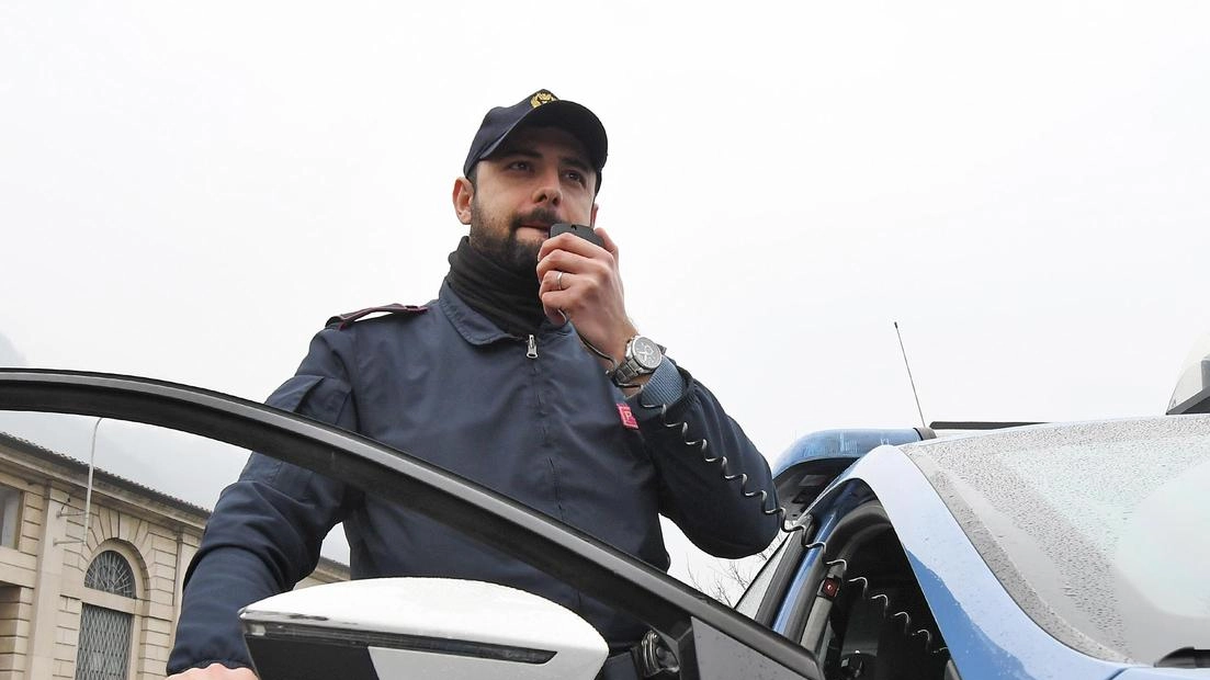 Colpito al volto mentre va in soccorso del connazionale. Gli altri episodi .