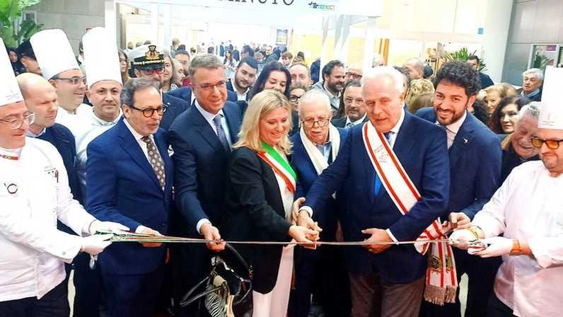 Le autorità al taglio del nastro della Tirreno Ct e Balnearia a Carrarafiere Le autorità al taglio del nastro della Tirreno Ct e Balnearia a Carrarafiere