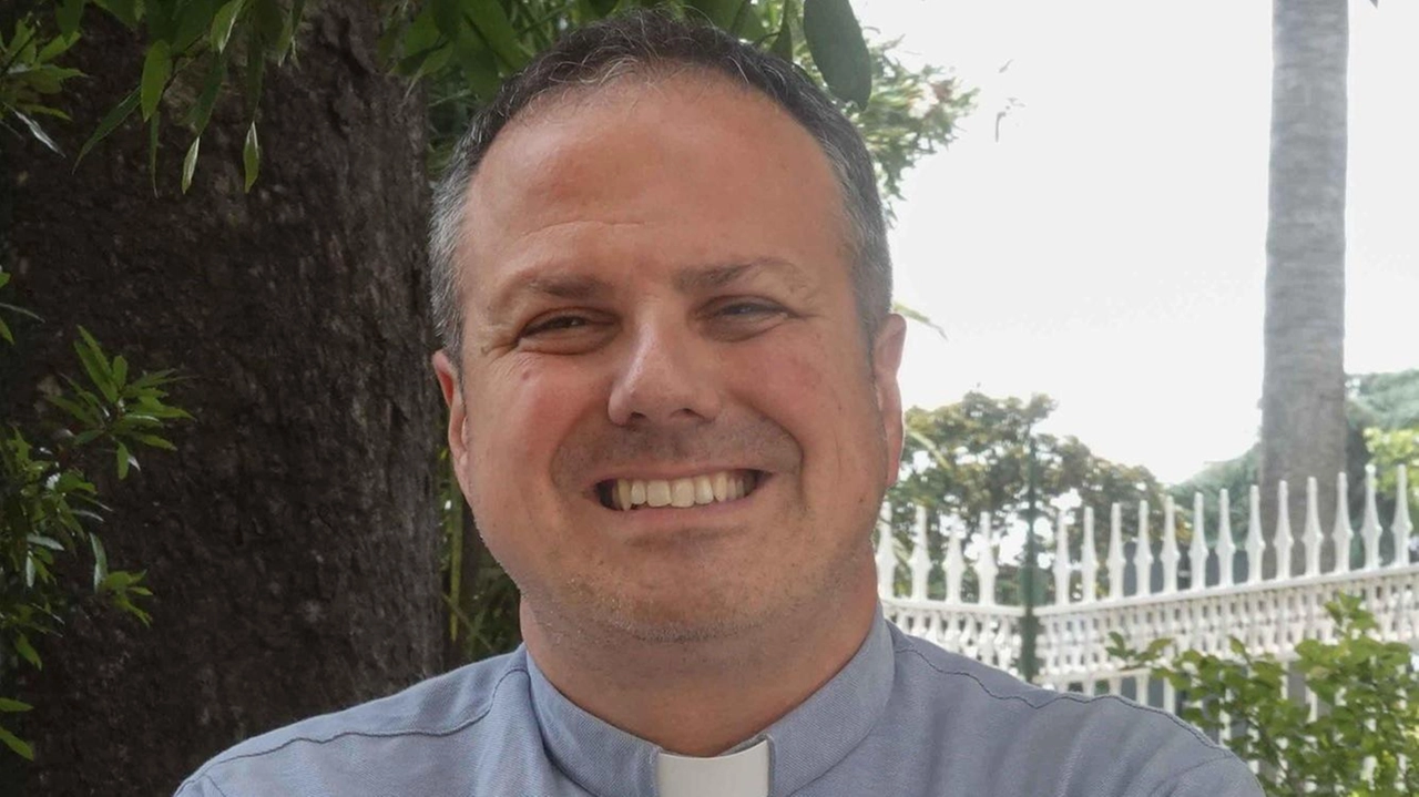 Don Luca Palei è il direttore della Caritas diocesana che offre ospitalità ai richiedenti asilo della Cittadella della pace a Pegazzano. I ragazzi hanno portato in spalla in processione la statua del patrono dei faristi, san Venerio