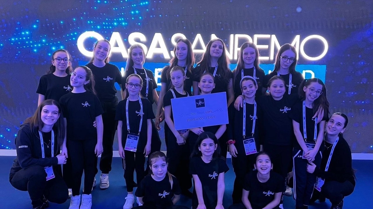 La New team work si è esibita al Palafiori in contemporanea con il festival. La performance ripresa in diretta sui canali ufficiali dell’evento canoro. La New team work si è esibita al Palafiori in contemporanea con il festival. La performance ripresa in diretta sui canali ufficiali dell’evento canoro.