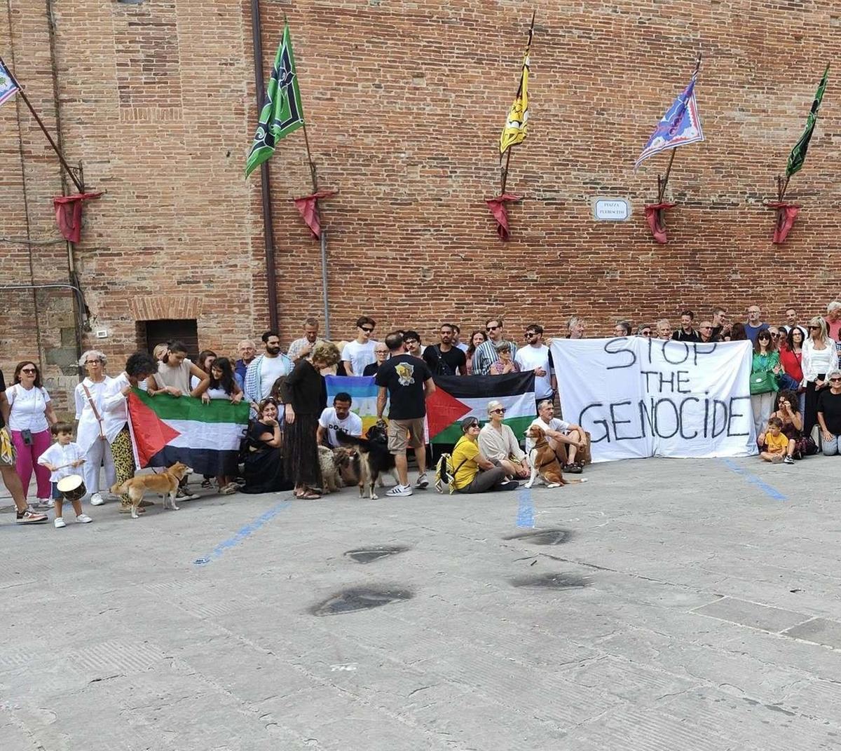 Nel borgo della pace. Campanile in silenzio per il dolore della guerra