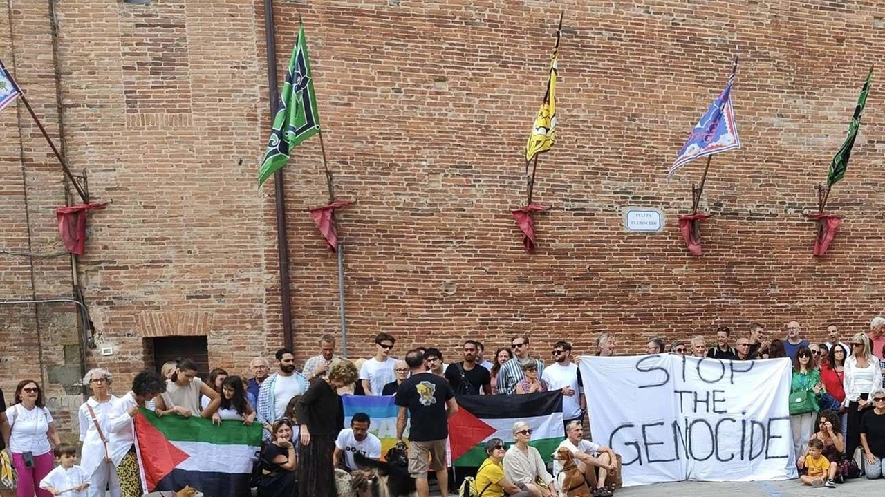 A Città della Pieve da 35 settimane, ogni domenica alle 12, i rintocchi si fermano. Ma è polemica sulla mancata esposizione della bandiera palestinese in Comune. A Città della Pieve da 35 settimane, ogni domenica alle 12, i rintocchi si fermano. Ma è polemica sulla mancata esposizione della bandiera palestinese in Comune.