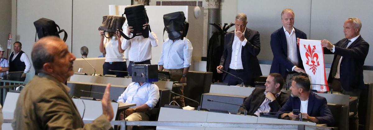 Alta tensione in aula. Il ’cubo’ di corso Italia agita il Consiglio. Barricate della destra Alta tensione in aula. Il ’cubo’ di corso Italia agita il Consiglio. Barricate della destra