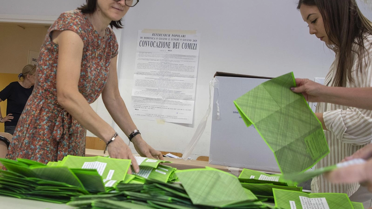 Referendum, il momento dello spoglio (foto Isolapress) I sindaci della Vallata commentano i dati Referendum, il momento dello spoglio (foto Isolapress) I sindaci della Vallata commentano i dati
