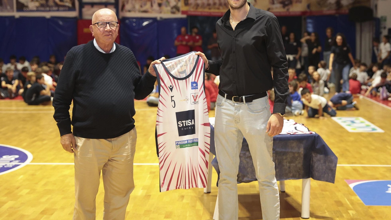 La presentazione della nuova Stosa Virtus 24/25 al PalaPerucatti è stata una festa con la partecipazione di bambini, giovani atleti e la squadra di serie B. Il presidente Bruttini e il patrono Sani hanno espresso ottimismo per la stagione. La presentazione della nuova Stosa Virtus 24/25 al PalaPerucatti è stata una festa con la partecipazione di bambini, giovani atleti e la squadra di serie B. Il presidente Bruttini e il patrono Sani hanno espresso ottimismo per la stagione.