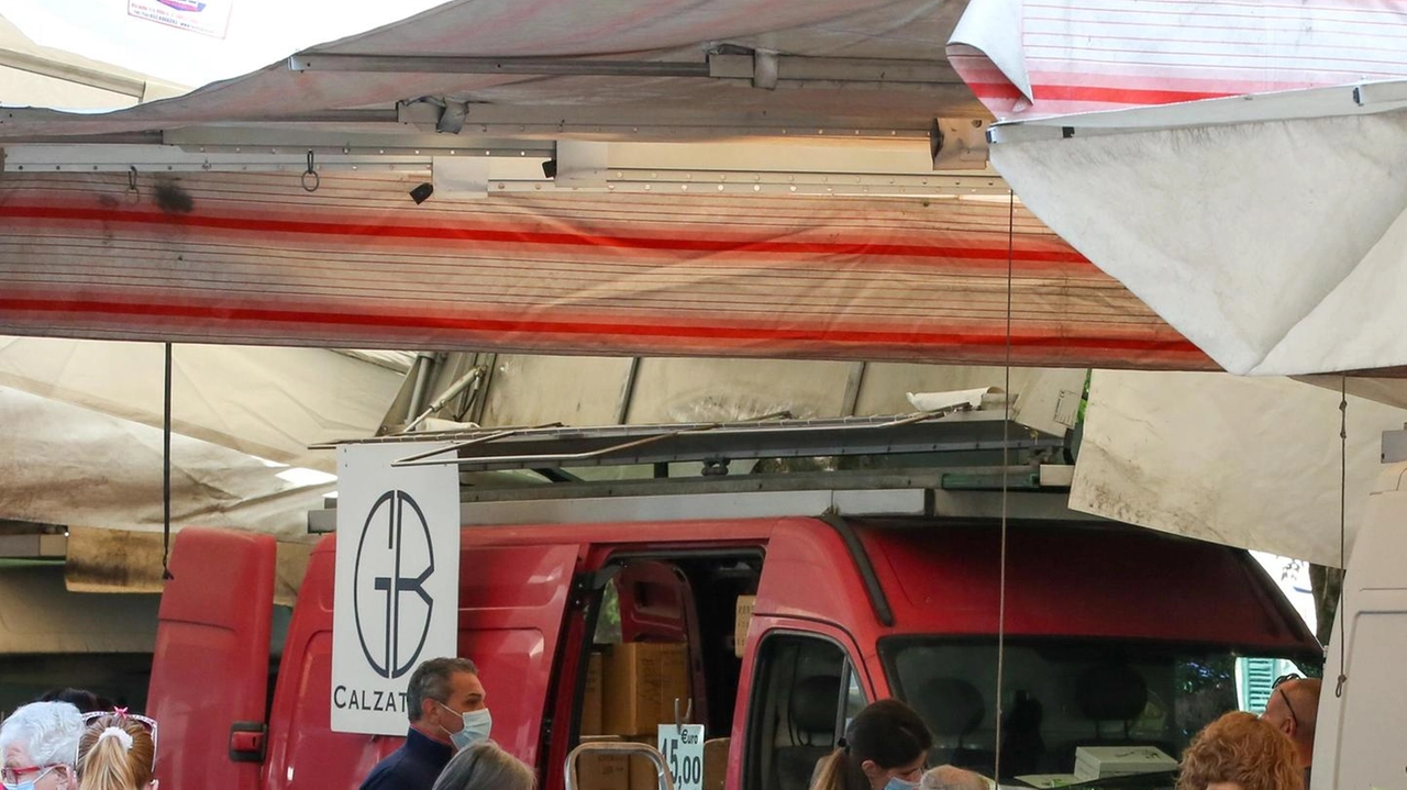 Il mercato settimanale di Sesto si sposta per fare spazio alla Fiera e al Luna Park. Posteggi trasferiti in varie strade e piazze del centro cittadino. Orario estivo confermato. Fiera concluderà con concerto e fuochi d'artificio. Il mercato settimanale di Sesto si sposta per fare spazio alla Fiera e al Luna Park. Posteggi trasferiti in varie strade e piazze del centro cittadino. Orario estivo confermato. Fiera concluderà con concerto e fuochi d'artificio.