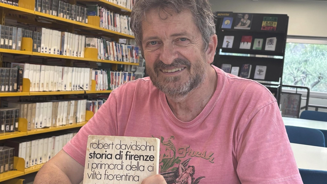 Il sindaco Fossi mostra il libro rientrato dopo 40 anni: «Non si tratta solo di un oggetto, ma di un legame che si riannoda» Il sindaco Fossi mostra il libro rientrato dopo 40 anni: «Non si tratta solo di un oggetto, ma di un legame che si riannoda»