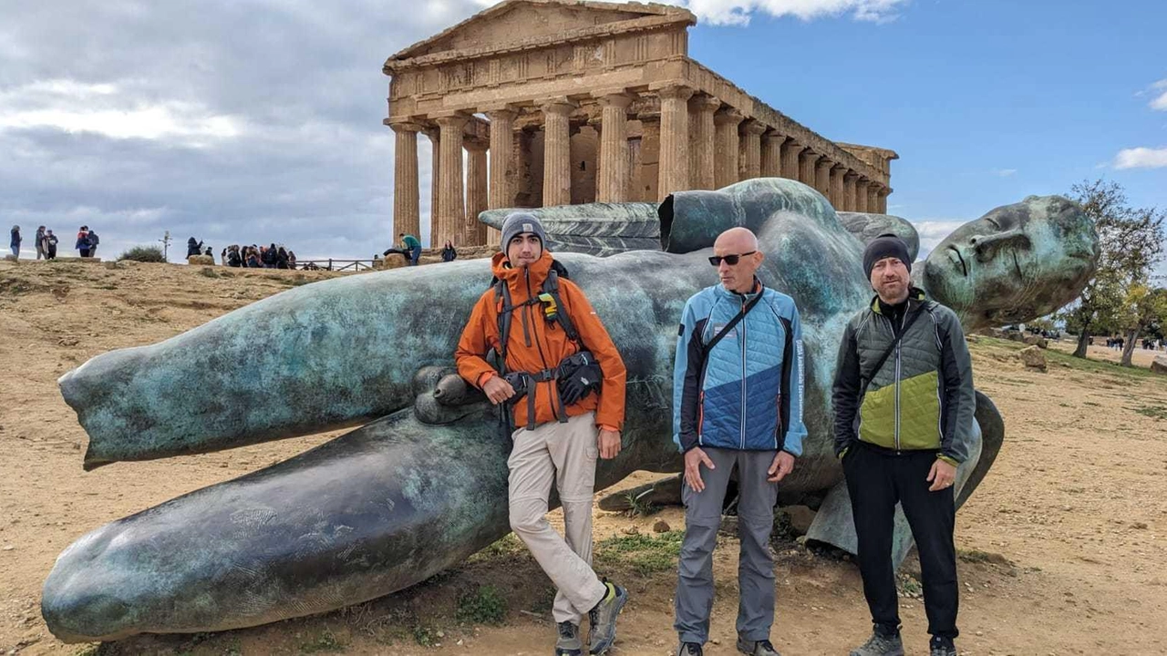 L’avventura di uno studente grossetano assieme ad altri sette ragazzi e quattro guide-insegnanti. Percorso di mille chilometri attraverso dodici regioni in 240 giorni "alla ricerca della meraviglia". L’avventura di uno studente grossetano assieme ad altri sette ragazzi e quattro guide-insegnanti. Percorso di mille chilometri attraverso dodici regioni in 240 giorni "alla ricerca della meraviglia".