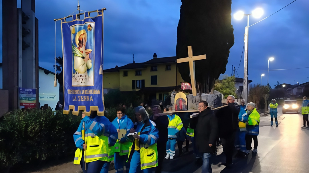 Una processione avvenuta nei giorni scorsi durante una tappa della Croce del Giubileo nel Valdarno Una processione avvenuta nei giorni scorsi durante una tappa della Croce del Giubileo nel Valdarno