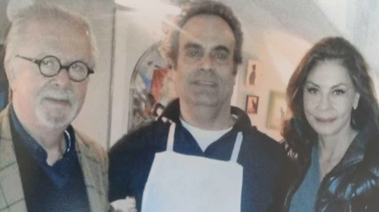 Col suo inconfondibile accento siciliano, i piatti prelibati e l’innato savoir faire, Alfio Catanzaro ha conquistato un numero incalcolabile di... Col suo inconfondibile accento siciliano, i piatti prelibati e l’innato savoir faire, Alfio Catanzaro ha conquistato un numero incalcolabile di...