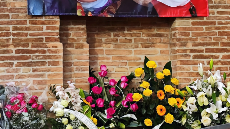 ANCONA - Uno accanto all’altra, come erano nella vita. Vicino ai due feretri la loro foto di una coppia felice... ANCONA - Uno accanto all’altra, come erano nella vita. Vicino ai due feretri la loro foto di una coppia felice...