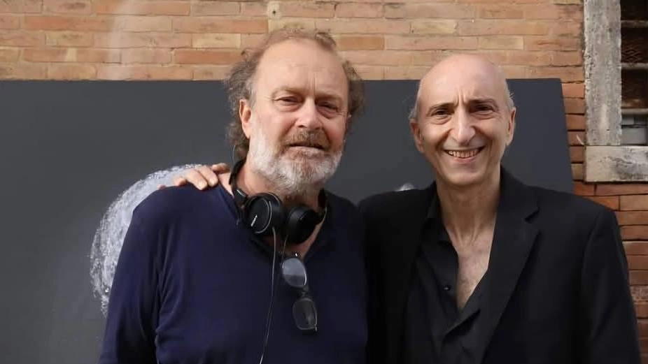Ricomincia il suo tour nelle sale italiane e stasera arriva l PostModernissimo: è il film documentario “Qui è altrove: Buchi... Ricomincia il suo tour nelle sale italiane e stasera arriva l PostModernissimo: è il film documentario “Qui è altrove: Buchi...