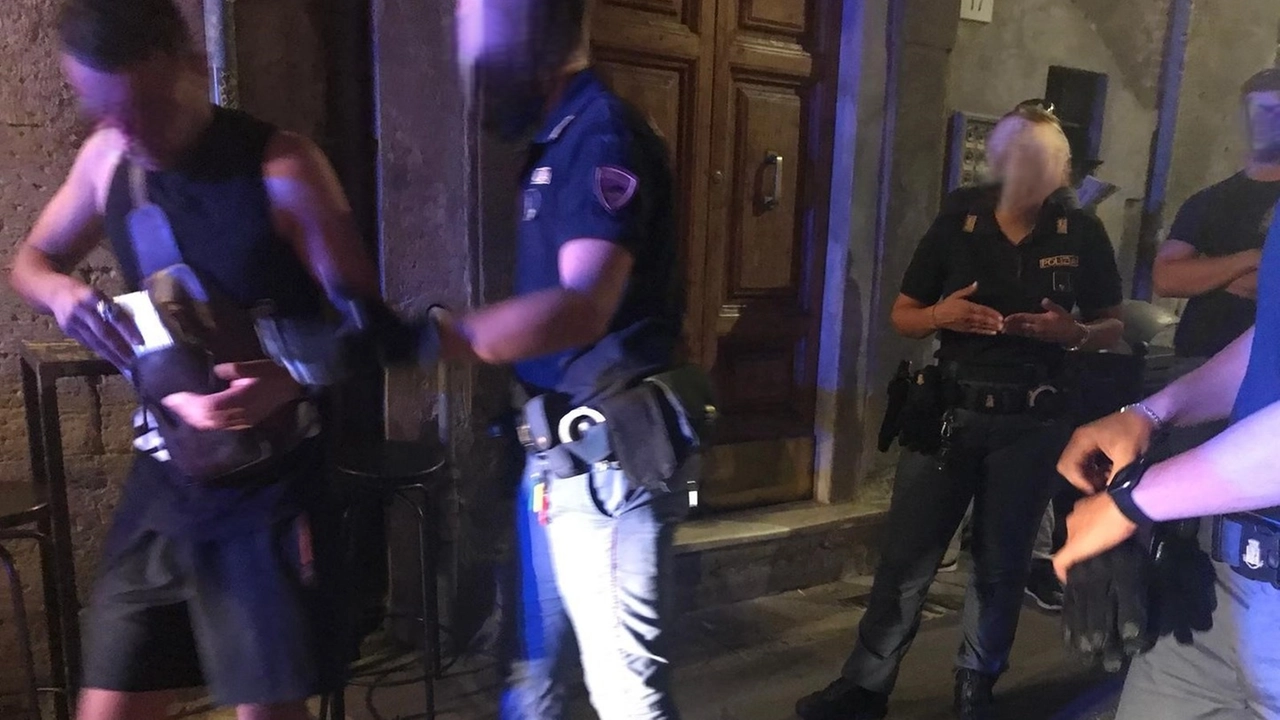 La rissa di martedì sera si è consumata tra via Mercanti, Largo Ciro Menotti e via delle Case Dipinte: la polizia sta acquisendo i filmati delle telecamere presenti in zona, perché all’arrivo delle pattuglie i contendenti si sono dilegati nei vicoletti La rissa di martedì sera si è consumata tra via Mercanti, Largo Ciro Menotti e via delle Case Dipinte: la polizia sta acquisendo i filmati delle telecamere presenti in zona, perché all’arrivo delle pattuglie i contendenti si sono dilegati nei vicoletti