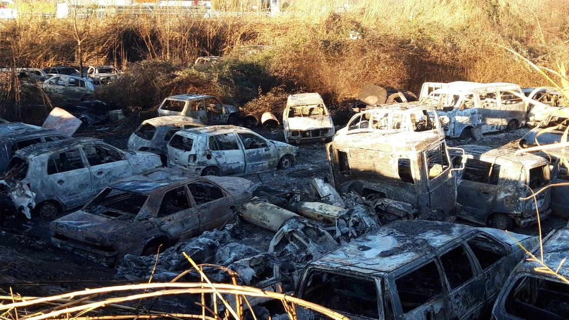 Gli scheletri dei mezzi su viale XXV Aprile distrutti dalle fiamme Gli scheletri dei mezzi su viale XXV Aprile distrutti dalle fiamme