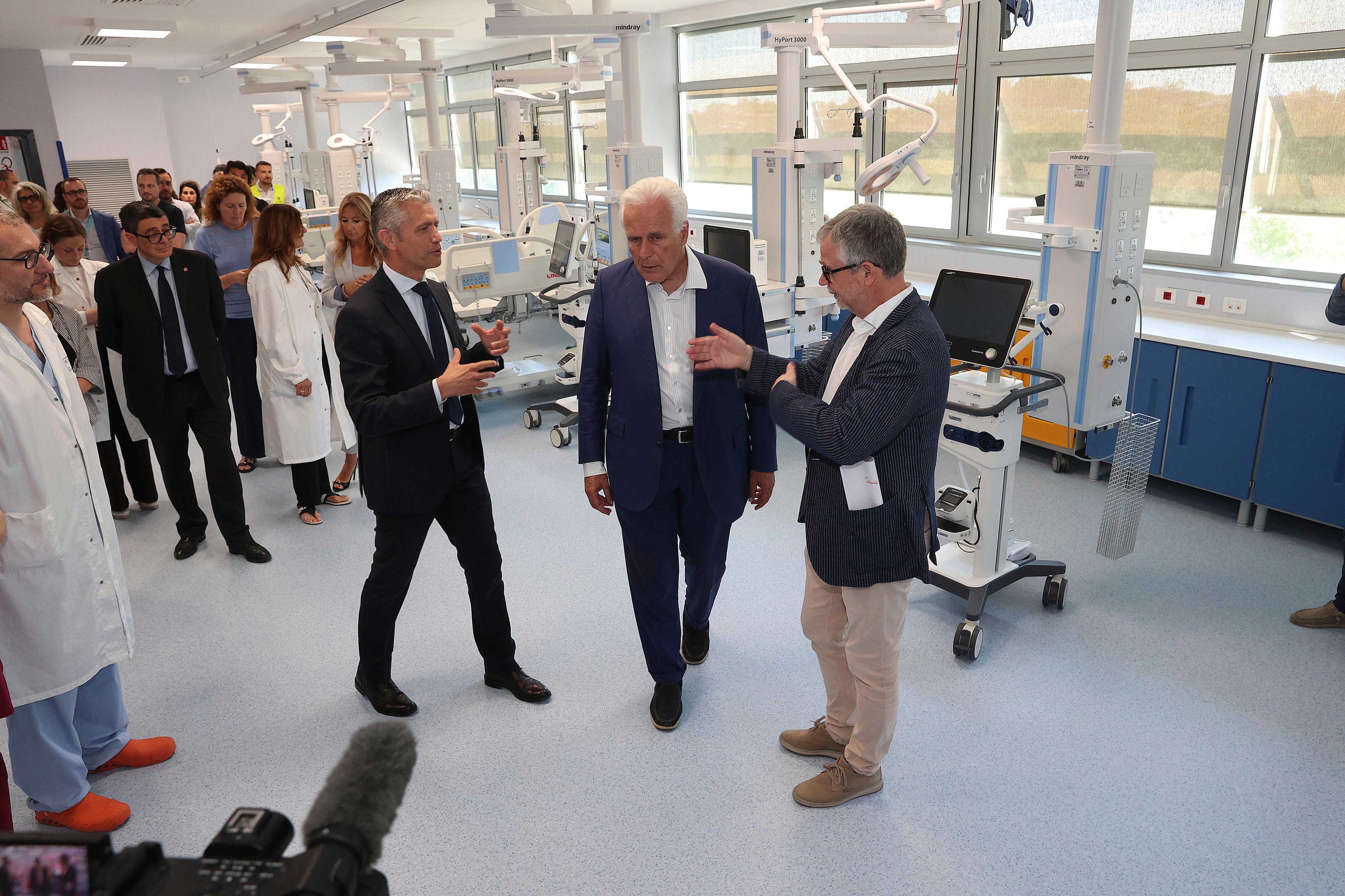 https://www.lanazione.it/image-service/view/acePublic/alias/contentid/NTBkZDczOTctMGQ4Zi00/0/il-presidente-della-regione-toscana-eugenio-giani-all-inaugurazione-foto-di-pietro.jpeg
