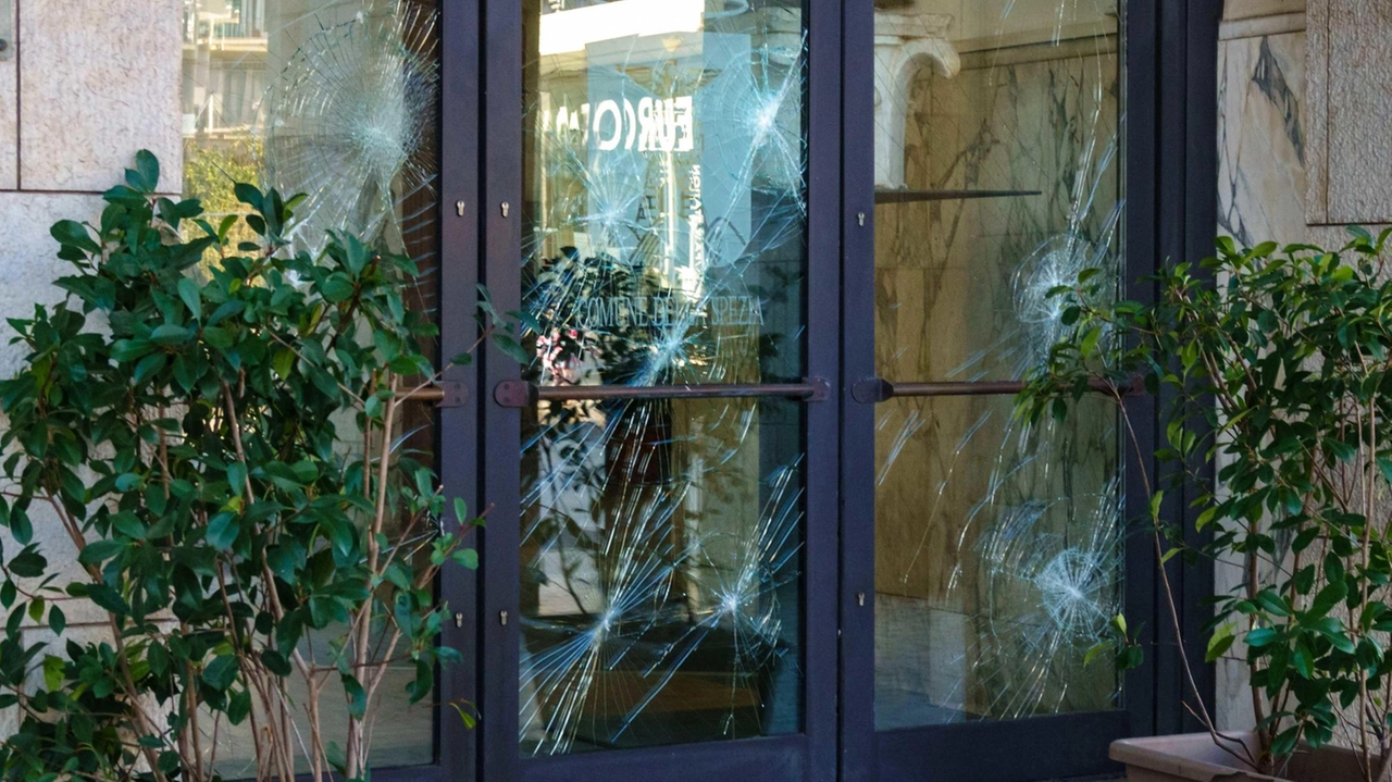 La riparazione costerà almeno 10mila euro. Nei guai una donna. Rintracciata dai vigili, è stata denunciata per danneggiamento. La riparazione costerà almeno 10mila euro. Nei guai una donna. Rintracciata dai vigili, è stata denunciata per danneggiamento.