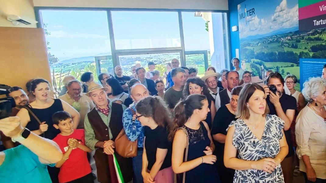 Una sala gremita di persone che hanno partecipato alla cerimonia di inaugurazione del MuTer ieri a Montespertoli