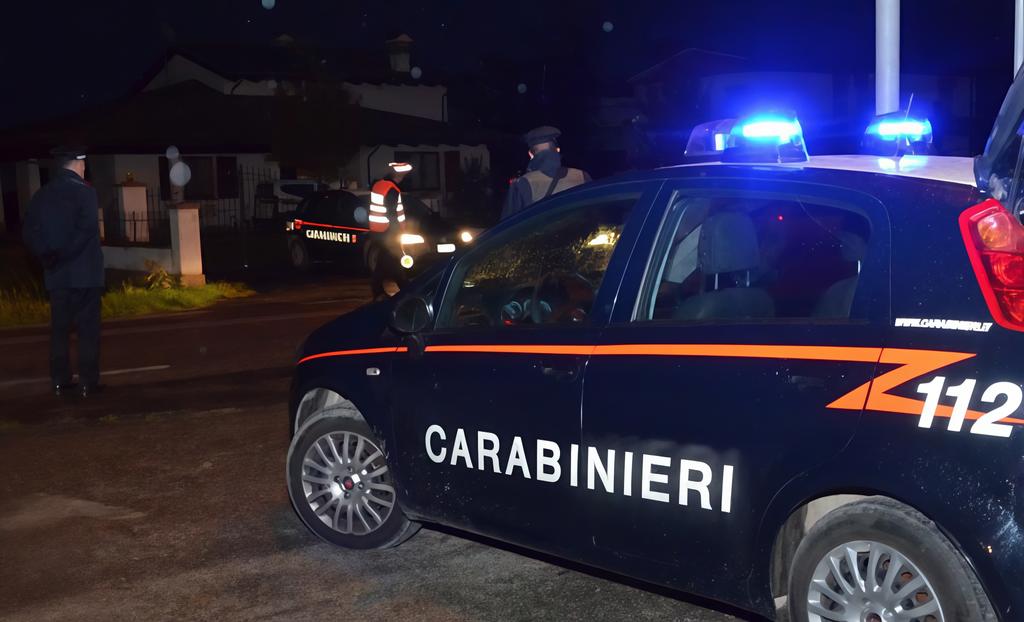 Rissa nella notte in pieno centro. Bottigliate e sangue: due denunciati