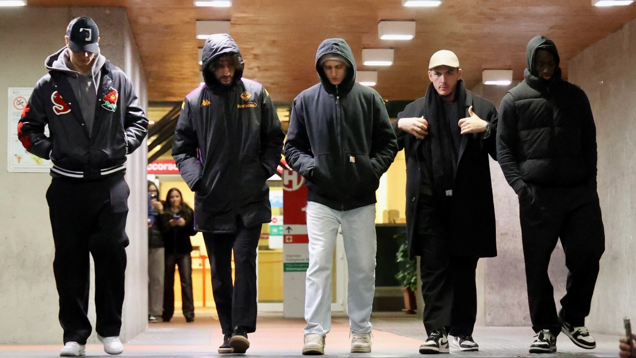I calciatori della Fiorentina che sono andati a trovare Bove all'ospedale Careggi (Foto Cabras / New Press Photo)