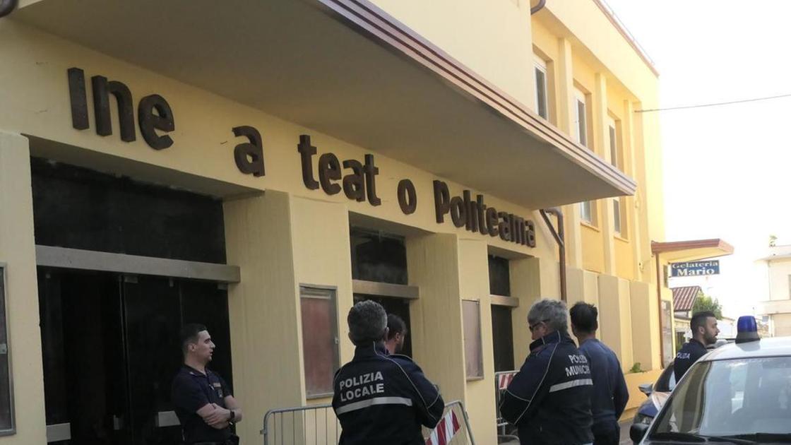 un assedio sul lungomolo giovani turiste derubate da Lanazione.it un assedio sul lungomolo giovani turiste derubate