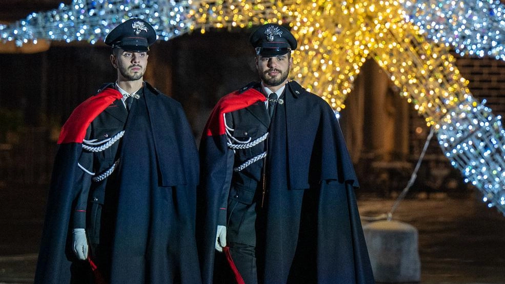I carabinieri in servizio per le vie del centro con l’alta uniforme, il mantello e la sciabola I carabinieri in servizio per le vie del centro con l’alta uniforme, il mantello e la sciabola