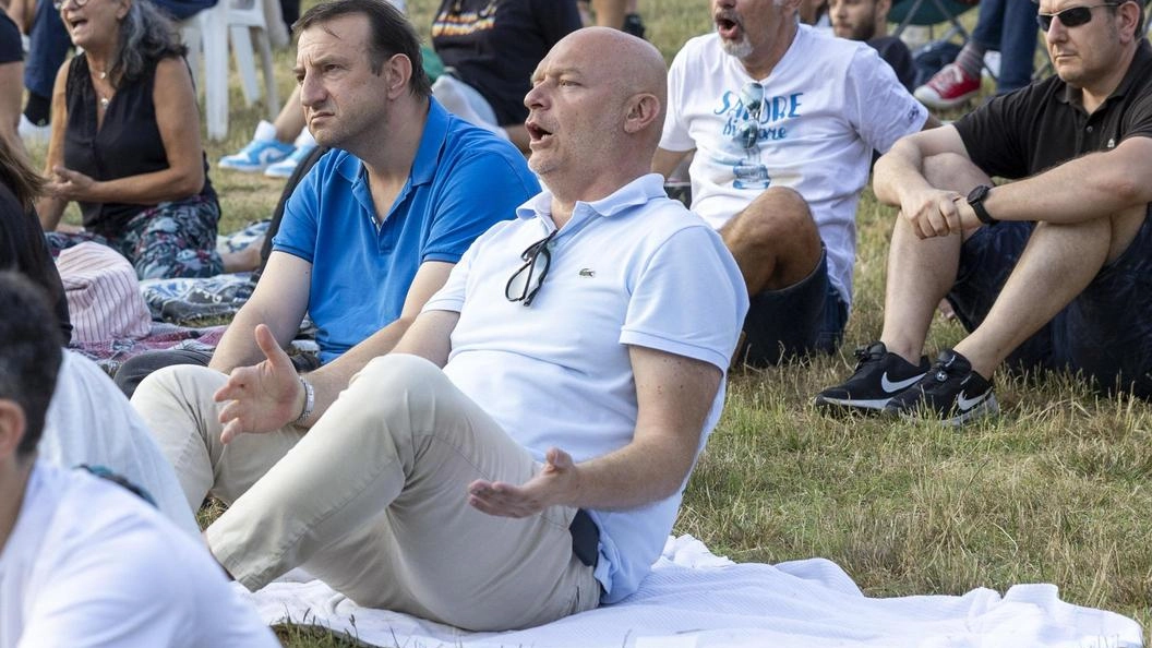 Il sindaco Claudio Del Rosso al maxischermo allestito in pineta per lo spareggio promozione degli Herons, alla fine sconfitti da Mestre (foto Goiorani) Il sindaco Claudio Del Rosso al maxischermo allestito in pineta per lo spareggio promozione degli Herons, alla fine sconfitti da Mestre (foto Goiorani)