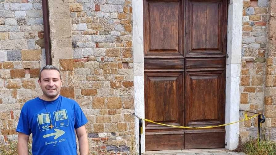 Don Bryan, parroco di San Piero a Grado, davanti all’ingresso recintato della basilica Don Bryan, parroco di San Piero a Grado, davanti all’ingresso recintato della basilica