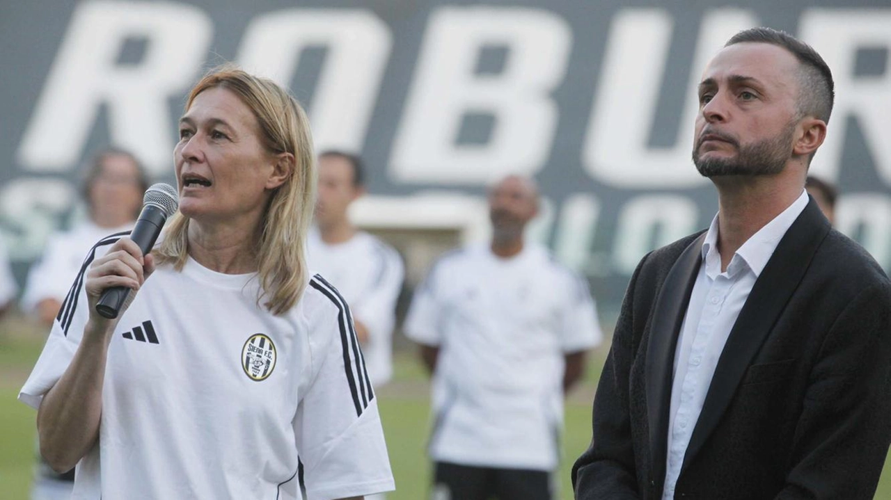Coach Elena Proserpio Marchetti guida la prima squadra femminile del Siena Coach Elena Proserpio Marchetti guida la prima squadra femminile del Siena