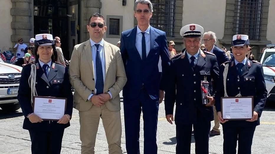 Da sinistra l’agente Petroccia, i sindaci Grazi e Angiolini, Luca. Batignani e l’agente Papini Da sinistra l’agente Petroccia, i sindaci Grazi e Angiolini, Luca. Batignani e l’agente Papini
