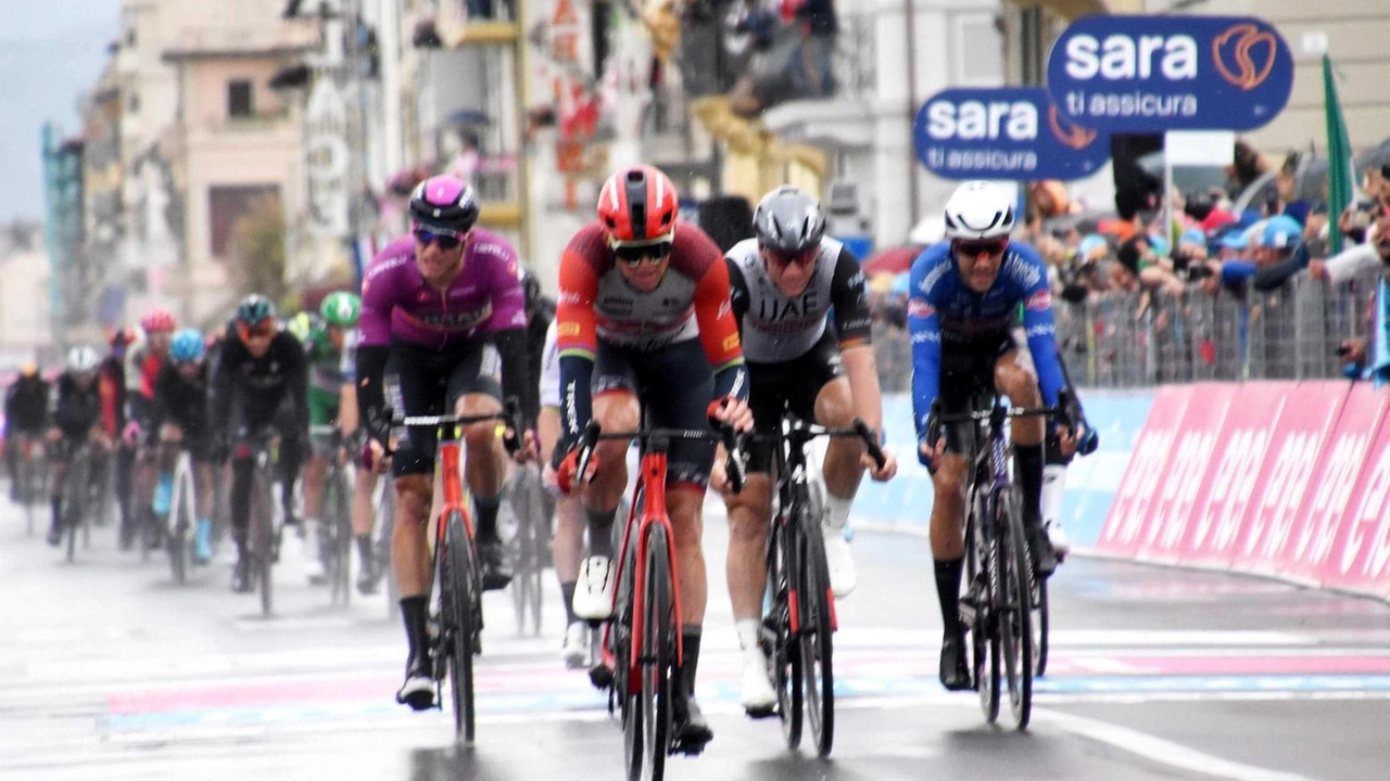 Il giro d’Italia ripassa dai viali a mare viareggini per il terzo anno consecutivo Il giro d’Italia ripassa dai viali a mare viareggini per il terzo anno consecutivo