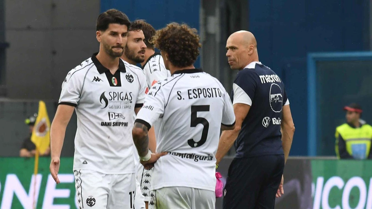 Delusione fra i giocatori dello Spezia alla fine del match perso a Reggio Emilia: venerdì sera la sfida con la Cremonese decisiva per il terzo posto Delusione fra i giocatori dello Spezia alla fine del match perso a Reggio Emilia: venerdì sera la sfida con la Cremonese decisiva per il terzo posto