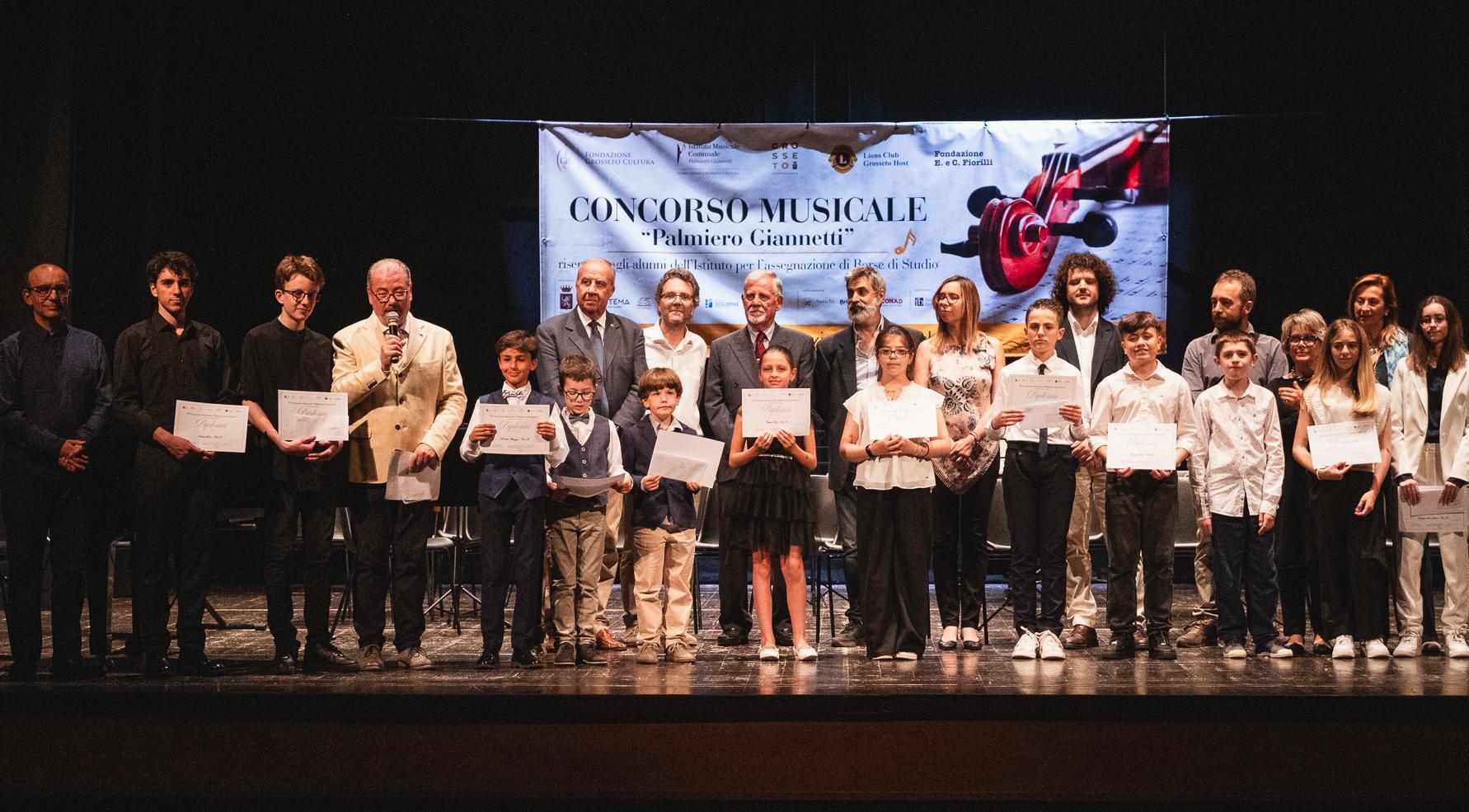 https://www.lanazione.it/image-service/view/acePublic/alias/contentid/NTE2MzFlNWEtYWZlNS00/0/concerto-nel-teatro-degli-industri-premio-giannetti-serata-finale.jpeg