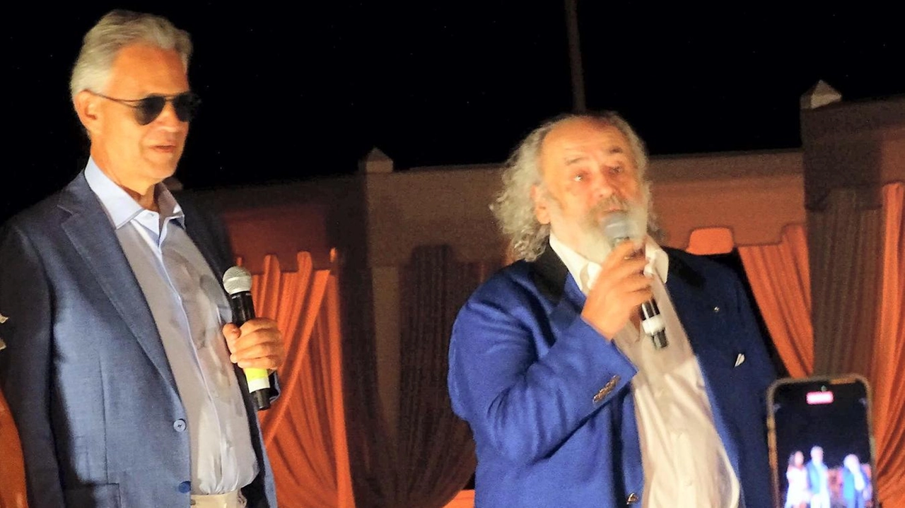 Girandola di emozioni targate Stefano Ricci allo stabilimento di Bocelli. Coreografie spettacolari con 550 pyrodroni per la vera sorpresa dell’estate. Girandola di emozioni targate Stefano Ricci allo stabilimento di Bocelli. Coreografie spettacolari con 550 pyrodroni per la vera sorpresa dell’estate.