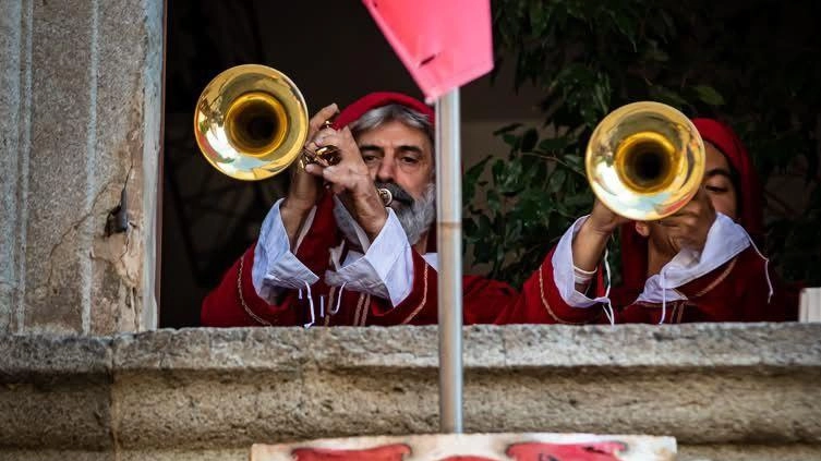 Gli squilli delle chiarine, sabato, annunceranno l’uscita delle bandiere dalle finestre del Palazzo comunale Gli squilli delle chiarine, sabato, annunceranno l’uscita delle bandiere dalle finestre del Palazzo comunale