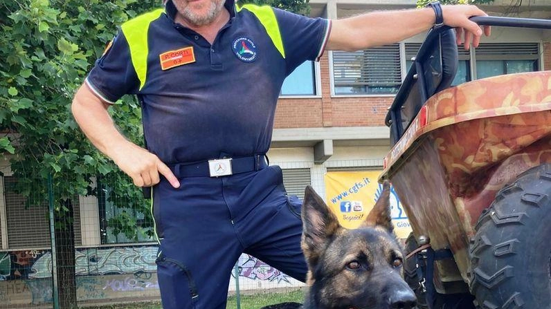 Uno dei volontari di Oltre con il cane lupo Buono, di nome Parsifal Uno dei volontari di Oltre con il cane lupo Buono, di nome Parsifal