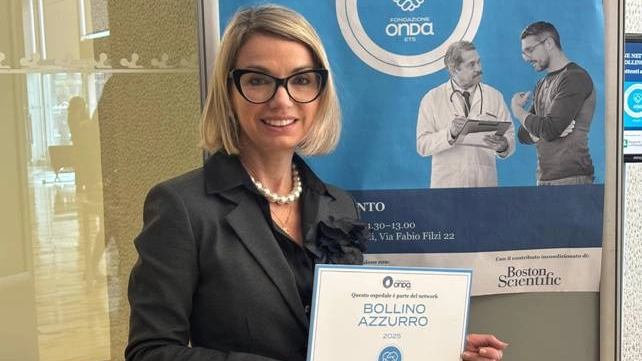 Il ritiro della targa di Federica Marchetti, coordinatrice dei bollini Aoup Il ritiro della targa di Federica Marchetti, coordinatrice dei bollini Aoup