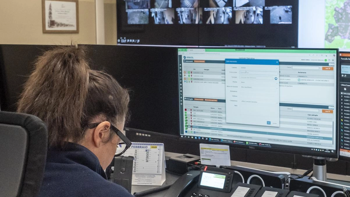 La polizia municipale, su incarico della procura, ha sequestrato il pc e nove cd rom del vigile La polizia municipale, su incarico della procura, ha sequestrato il pc e nove cd rom del vigile