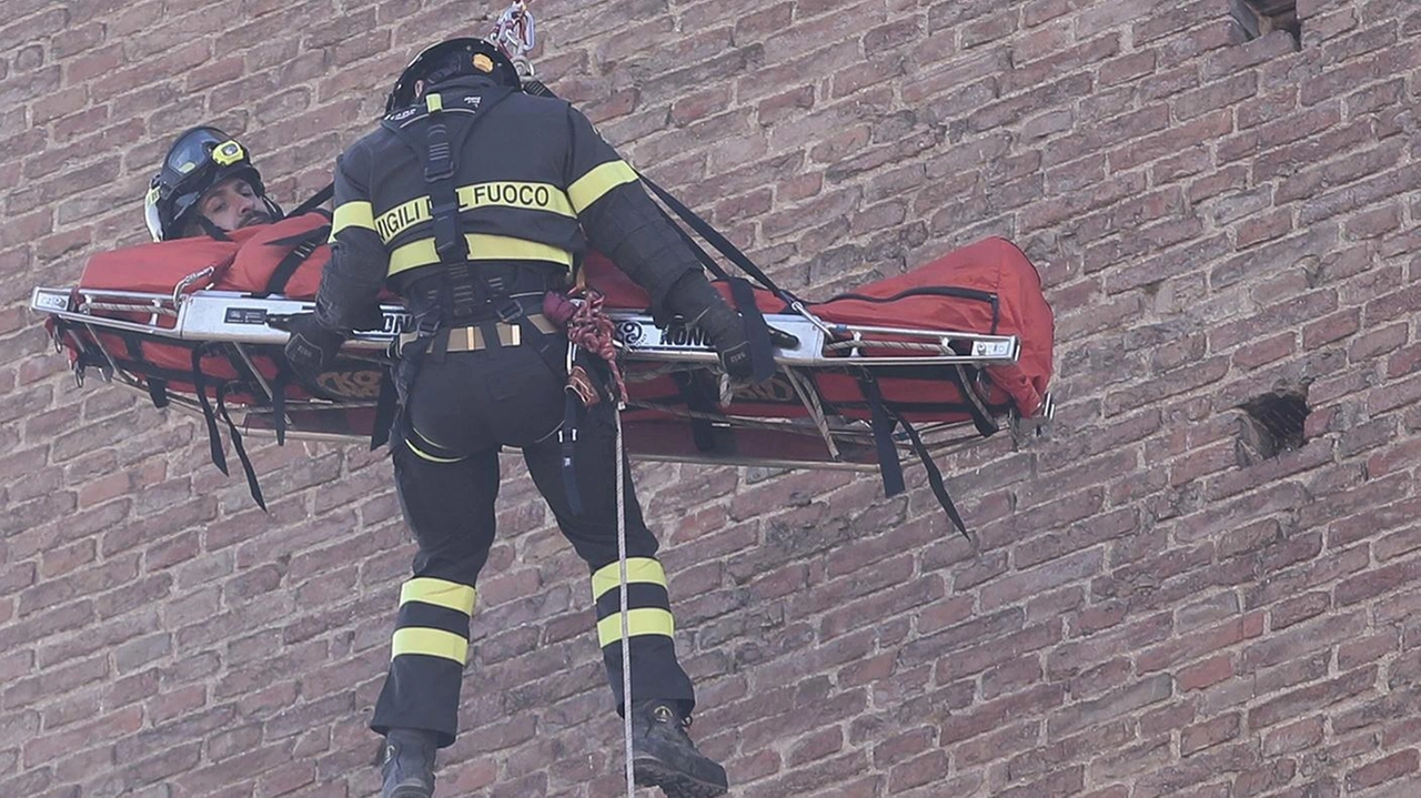 Esercitazione di vigili del fuoco e 118 sia sul Mangia che nei bottini. Il comandante: "Dobbiamo testare le nostre capacità in quell’ambiente" . Esercitazione di vigili del fuoco e 118 sia sul Mangia che nei bottini. Il comandante: "Dobbiamo testare le nostre capacità in quell’ambiente" .