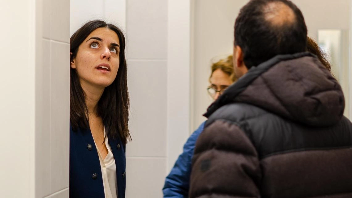 Claudia Pecchioli, vicesindaca, durante il sopralluogo nel centro accoglienza richiedenti asilo ristrutturato dal Comune Claudia Pecchioli, vicesindaca, durante il sopralluogo nel centro accoglienza richiedenti asilo ristrutturato dal Comune