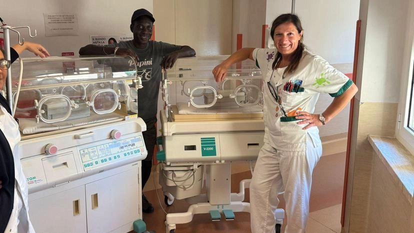 Ibrahima Dieng con due incubatrici che manderà in Senegal Ibrahima Dieng con due incubatrici che manderà in Senegal