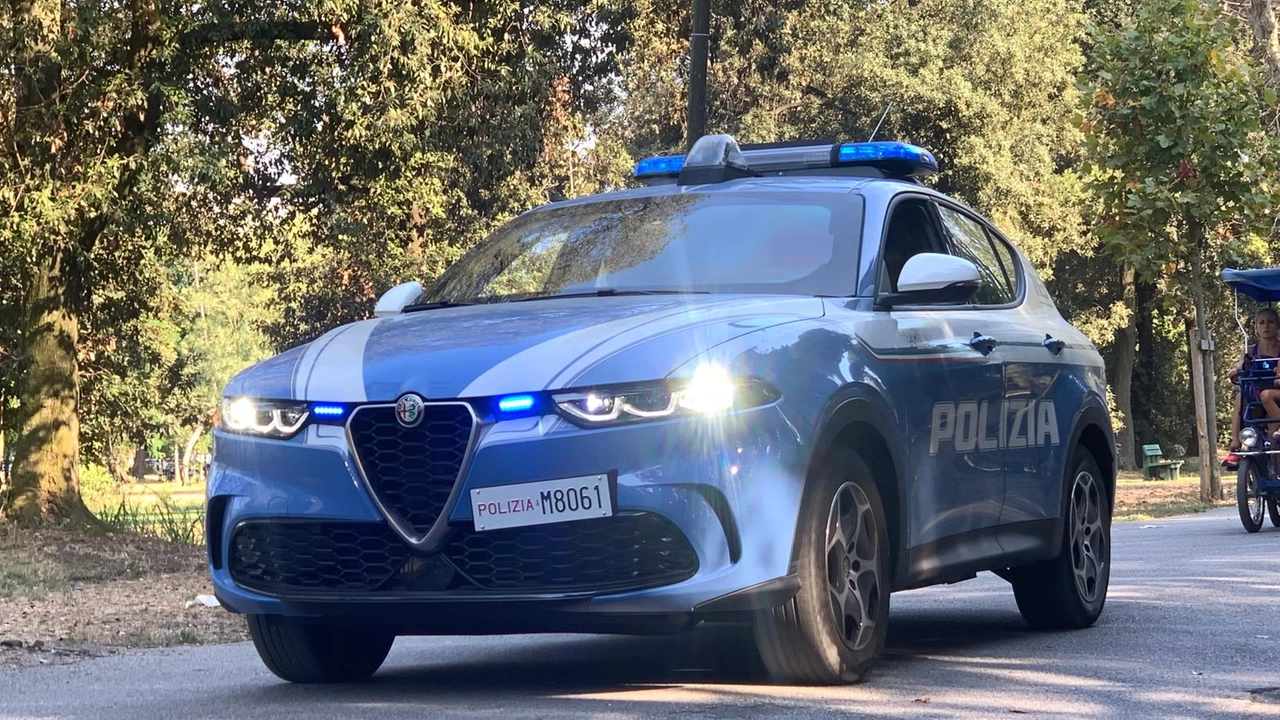 Una Volante della Polizia di Stato impegnata nei controlli a Viareggio Una Volante della Polizia di Stato impegnata nei controlli a Viareggio