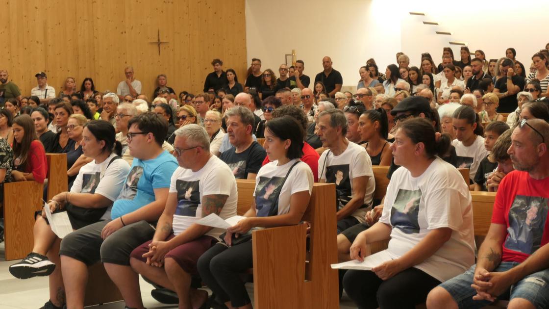 "Resterai per sempre con noi". Folla commossa al Varignano per l’ultimo saluto ad Anthony