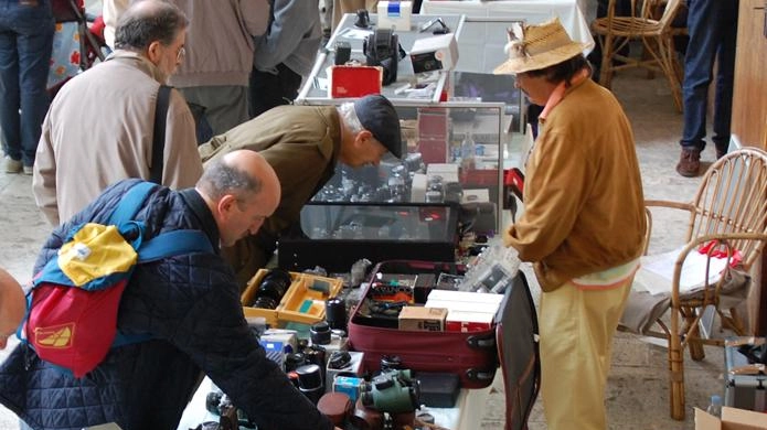 Per tutta la giornata 40 espositori in piazza Grande. La storica mostra-mercato di fotocamere vintage. Per tutta la giornata 40 espositori in piazza Grande. La storica mostra-mercato di fotocamere vintage.