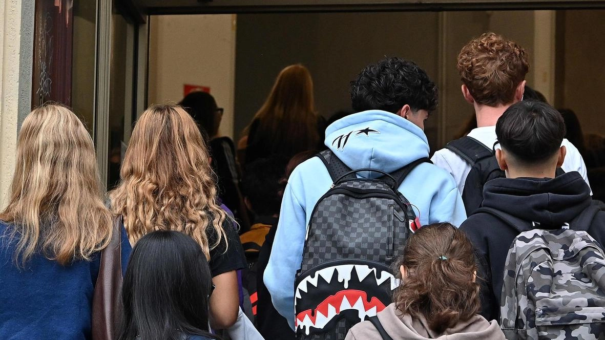 Studenti che entrano a scuola (foto d’archivio) Studenti che entrano a scuola (foto d’archivio)