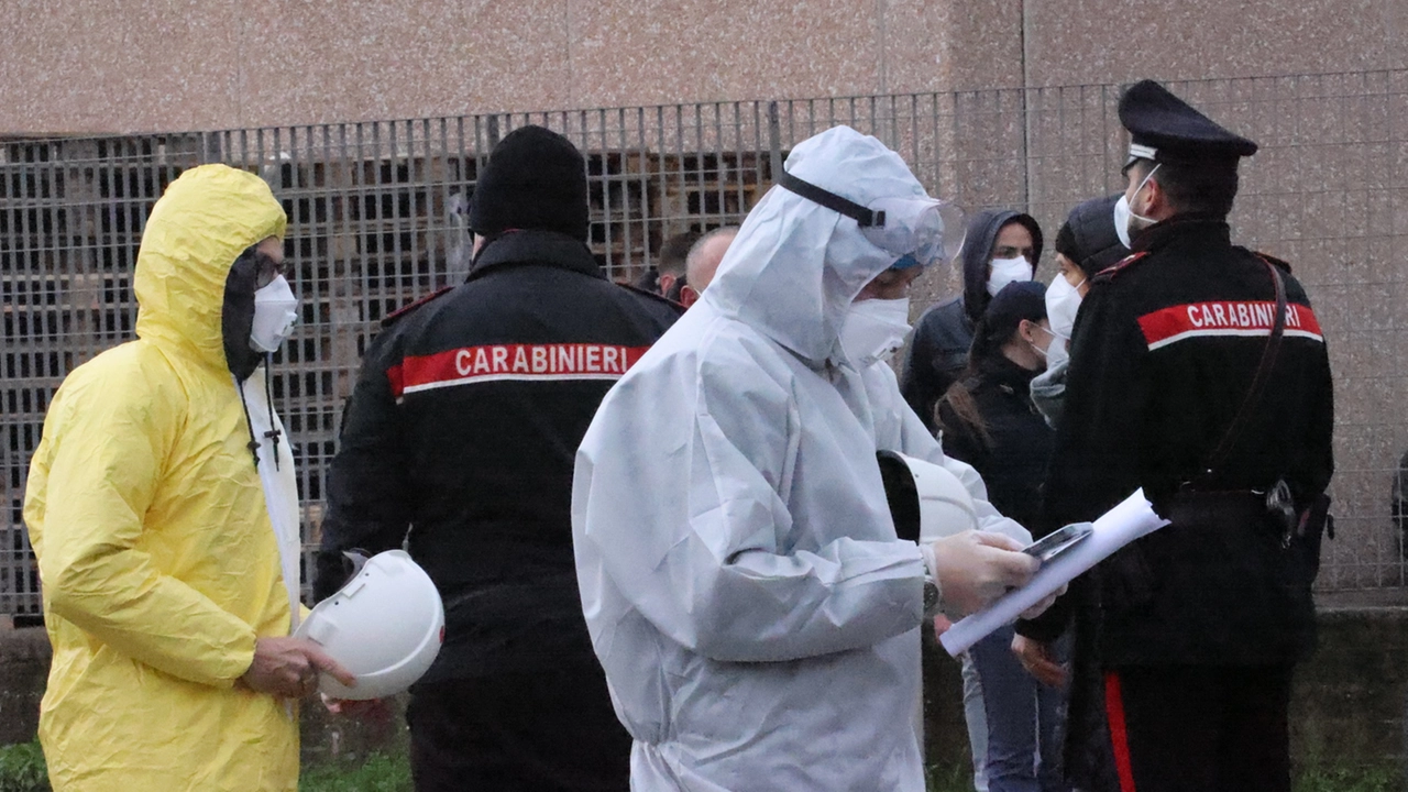 Soccorritori e carabinieri al deposito di Calenzano dopo l'esplosione (Foto Germogli)