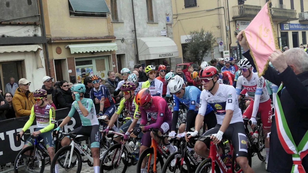 Il sindaco Marcello Pierucci alla partenza della Corsa dei Due Mari