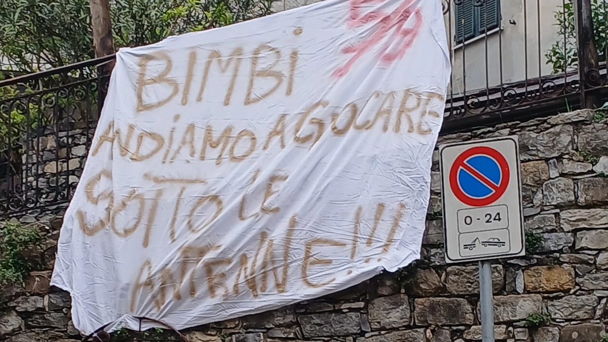 Uno degli striscioni di protesta apparsi a Vezzano nelle scorse settimane contro le stazioni radiobase 5G che puntano ad assicurare la connnettività per la telefonia cellulare e i servizi via Internet