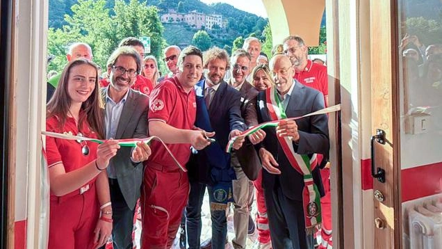 Il taglio del nastro con le autorità (foto Borghesi)