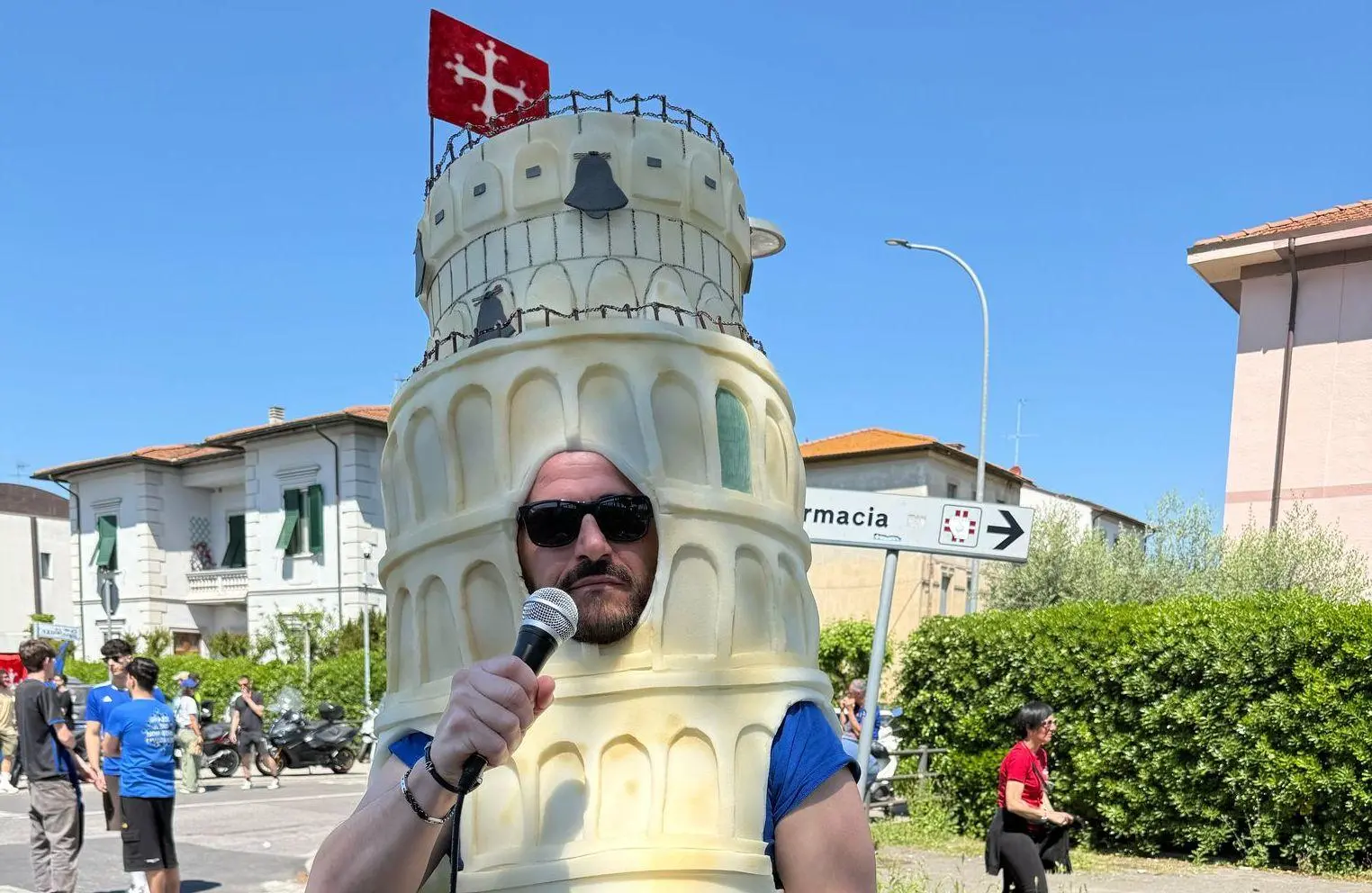 "Tifo vestito da Torre di Pisa per regalare ricordi ai bimbi"